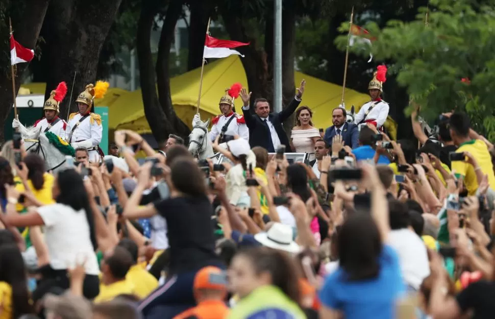 UNA MULTITUD A SU PASO. Tras la jura, Bolsonaro circuló en un automóvil, las calles se llenaron de sus simpatizantes. REUTERS