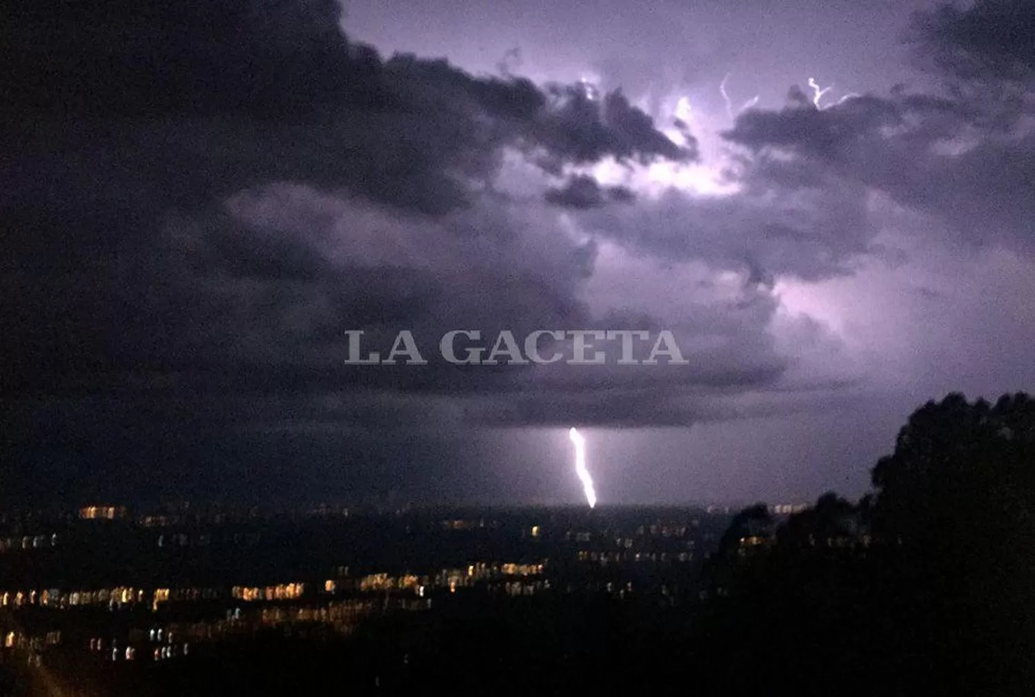 Tucumán continúa bajo alerta meteorológica por lluvias y tormentas