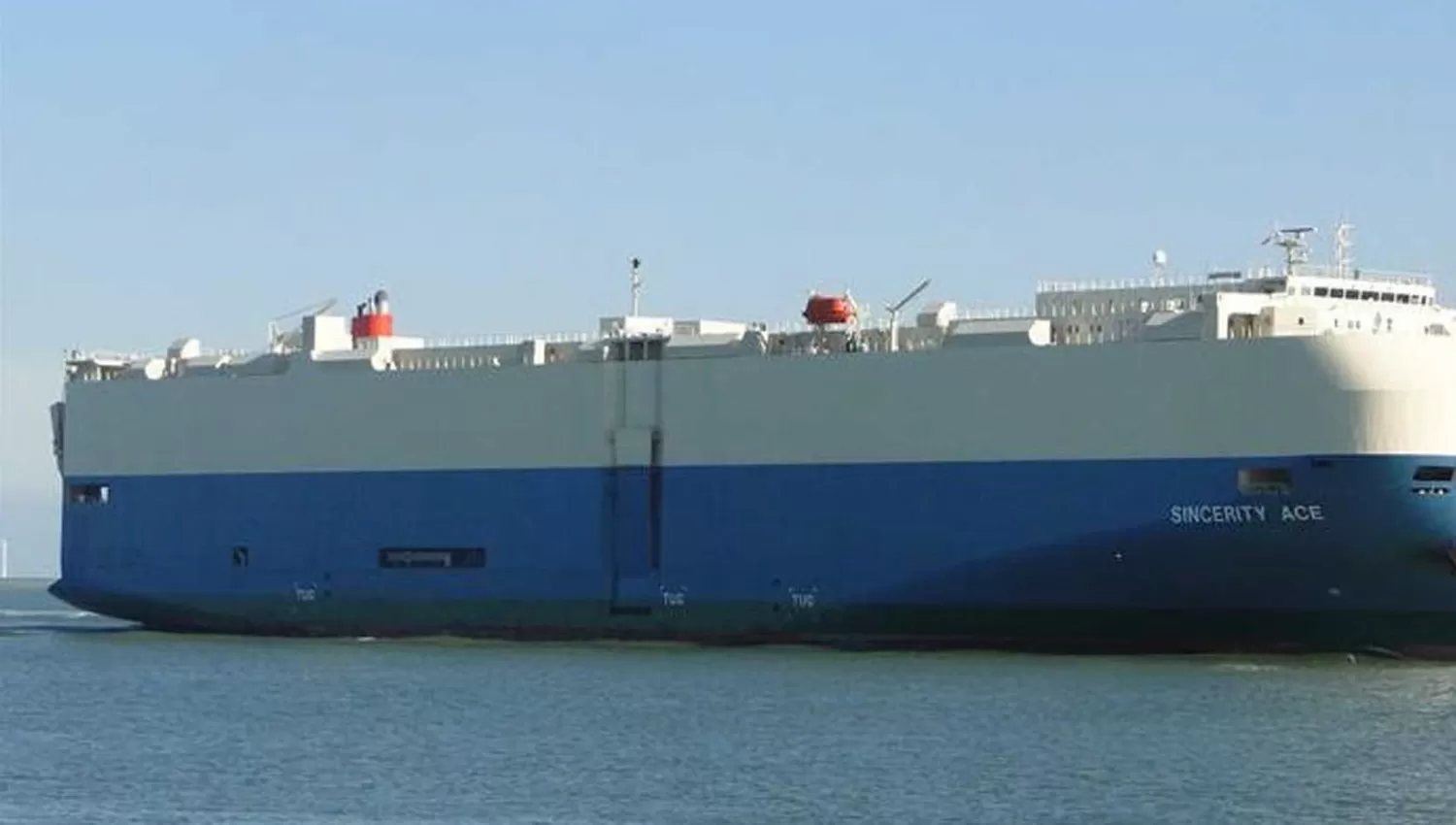 Un buque con 3.500 autos quedó a la deriva en el océano, sin tripulantes