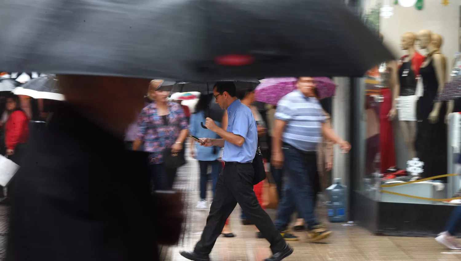 Los tucumanos tuvieron que salir con paraguas. LA GACETA/FOTO DE ANALÍA JARAMILLO