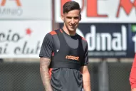 Un arquero y un lateral de Chacarita se acercan a San Martín