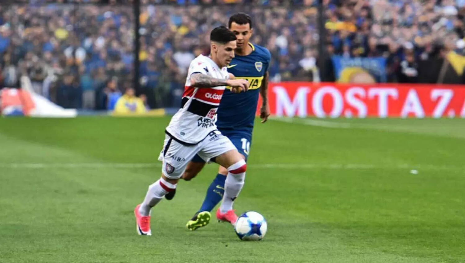 Menéndez ya jugó con Chacarita en la Superliga. FOTO TOMADA DE TWITTER.COM/NAHUEEMENENDEZ