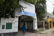 Aseguran que en el Roca no hay ni agua: “les entregan una botella y con eso se bañan”