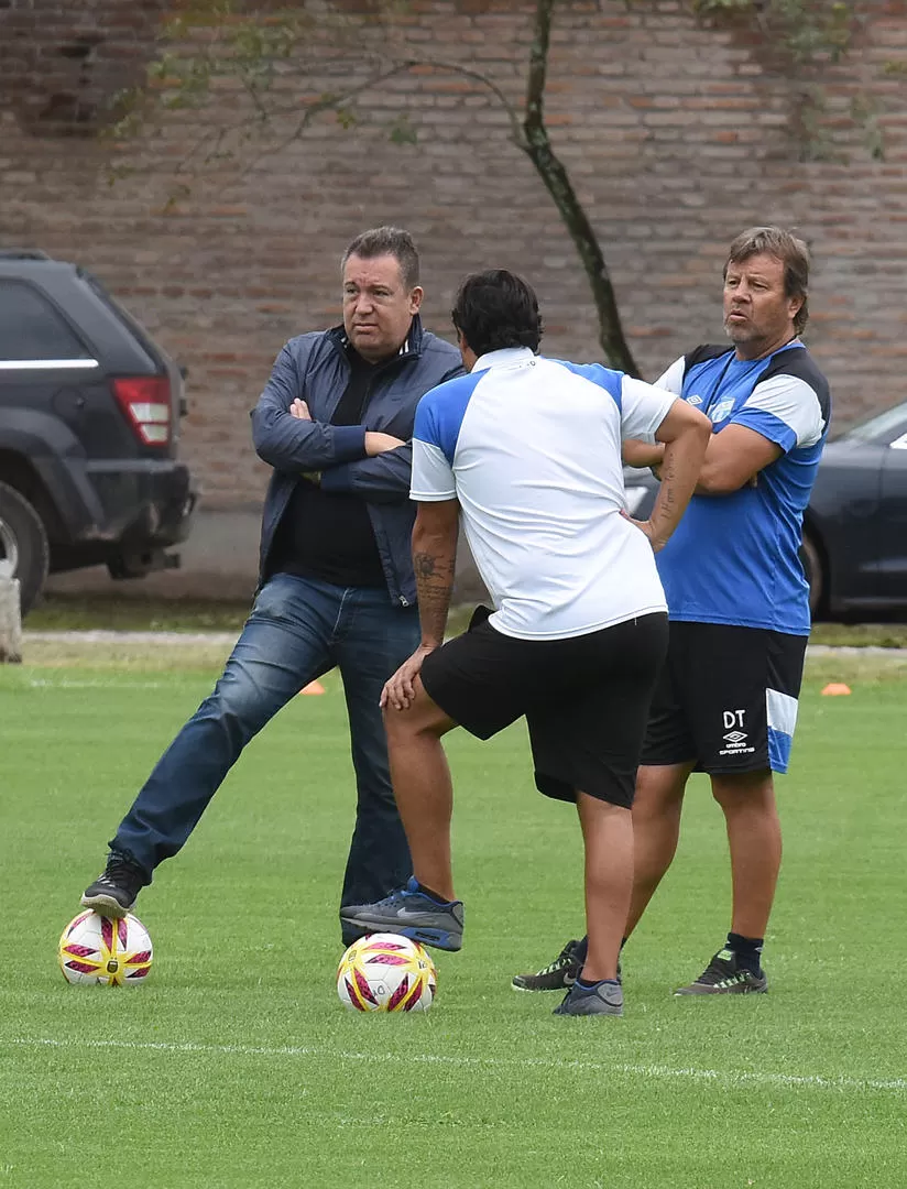 CHARLA. Zielinski y una pausa con el manager Erroz y con Miguel Abbondándolo. 