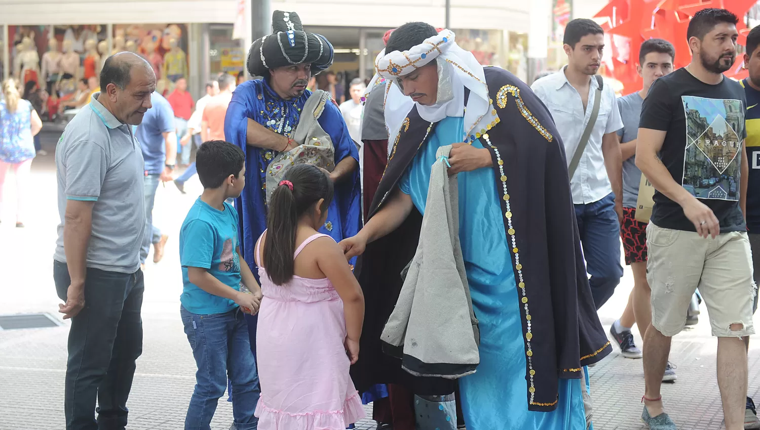 LOS REYES MAGOS. Recorrieron el centro regalando caramelos a los niños.