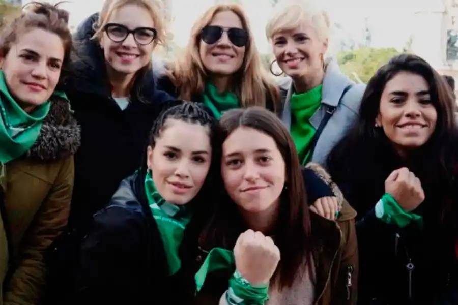 UNIDAS. El colectivo Actrices Argentinas posaron con sus pañuelos verdes mostrando su posición.