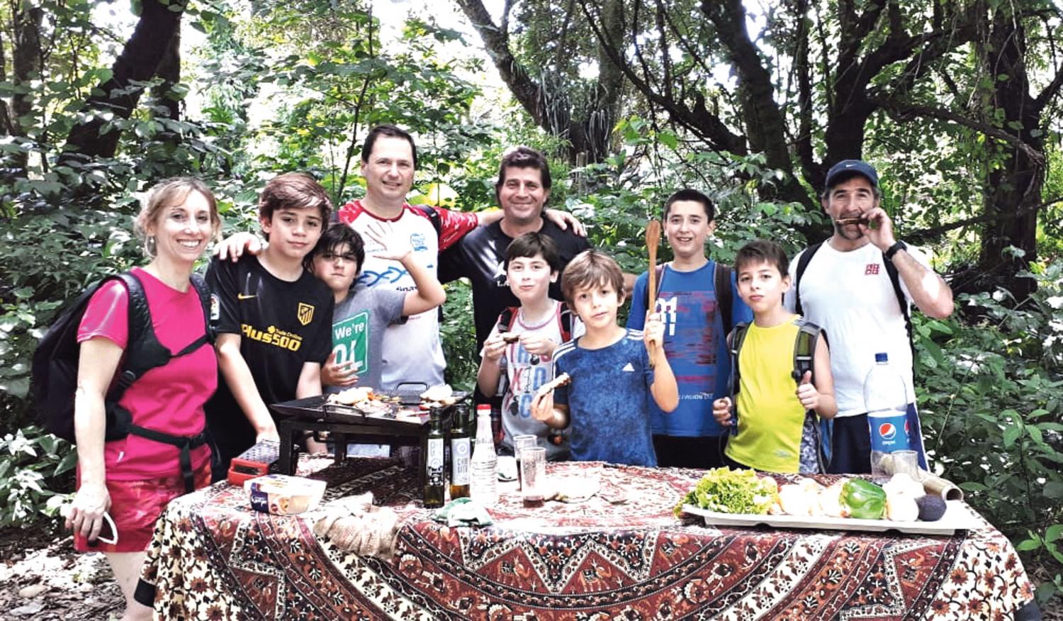 FINAL FELIZ. Rieznik junto a su familia y amigos comiendo con Maxi de LG play. FOTO DE DIEGO ARÁOZ