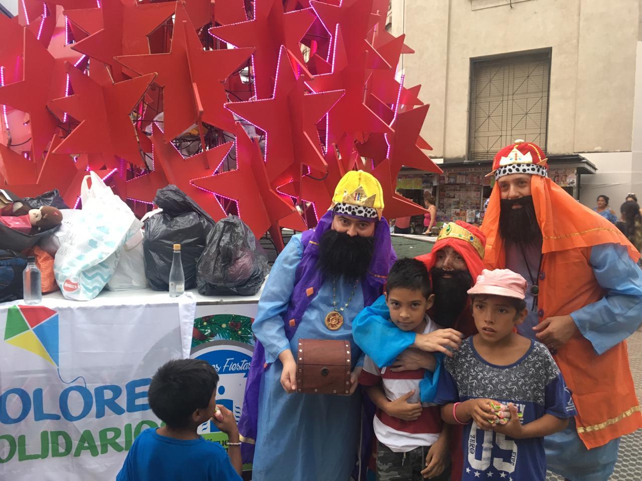 Los Reyes Magos se adelantaron y recibieron donaciones para los niños de El Siambón