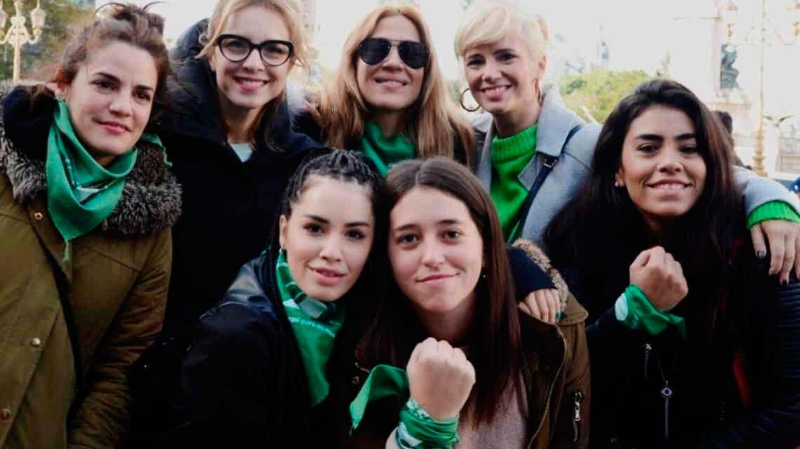 UNIDAS. El colectivo Actrices Argentinas posaron con sus pañuelos verdes mostrando su posición.