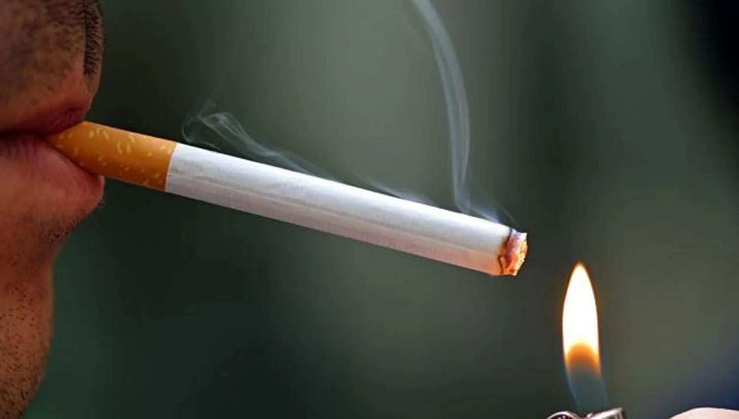OTRO MÁS. Los adictos a los cigarrillos sufrirán el primer aumento de 2019. 