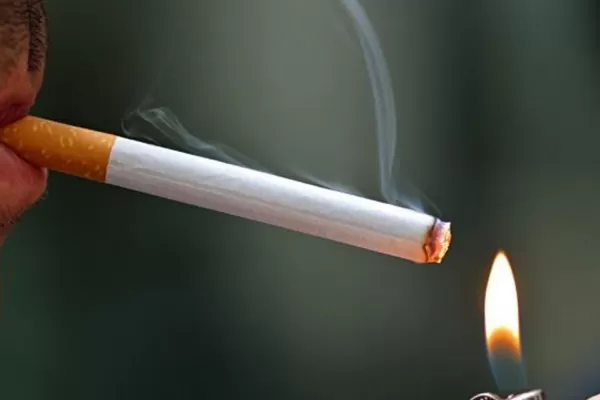 Advierten que las tabacaleras buscan atraer a adolescentes al consumo de cigarrillo
