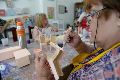 “Pintar es superterapéutico”, afirma la profesora de un taller