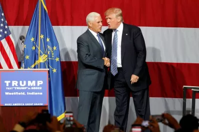 Trump, entre el acero y el muro de concreto