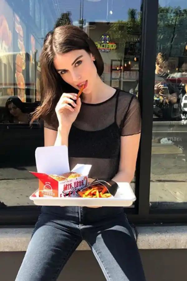 LA CHICA DEL AGUA. La promotora 