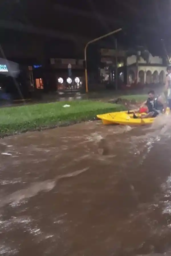 Sacó su kayak a la avenida Aconquija durante la tormenta que azotó a Tucumán