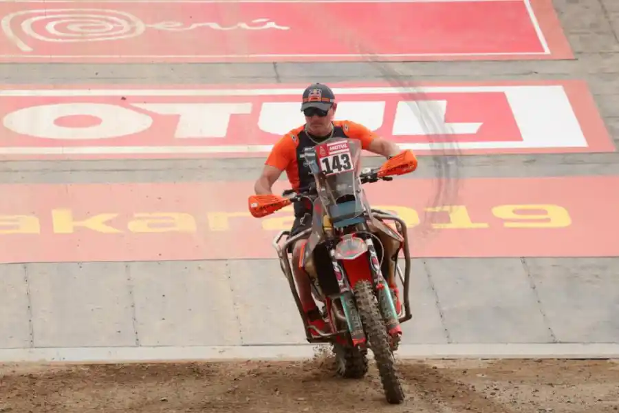 DE IGUAL A IGUAL. El italiano Nicola Dutto, el primer piloto parapléjico del Dakar. REUTERS 