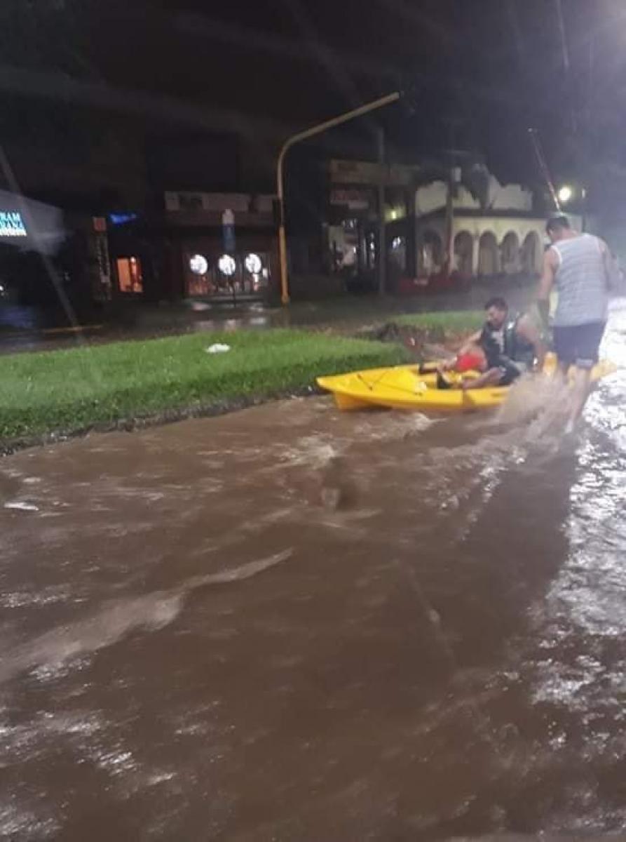 Sacó su kayak a la avenida Aconquija durante la tormenta que azotó a Tucumán