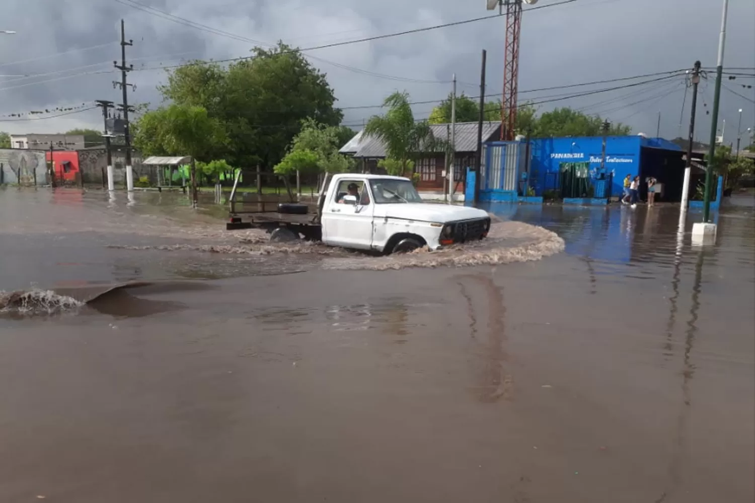 La tormenta convirtió en ríos las calles de varias localidades del este tucumano