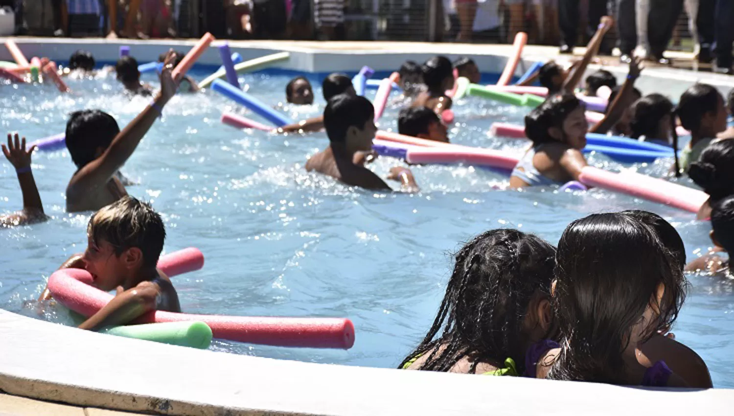Dictan clases de natación gratuitas y para todas las edades en distintos albergues de la provincia