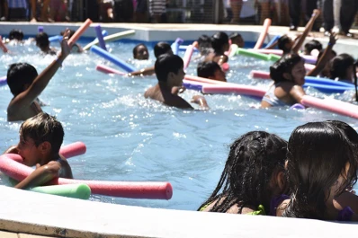 Dictan clases de natación gratuitas y para todas las edades en distintos albergues de la provincia
