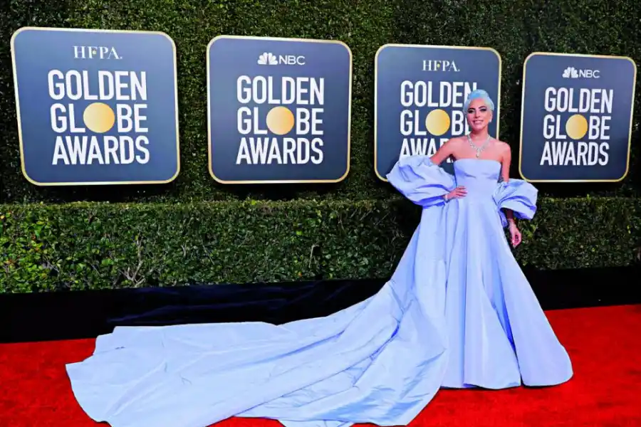 LA REINA LILA. Valentino vistió a Lady Gaga con el look más impactante sin apelar a brillos ni a bordados. reuters 