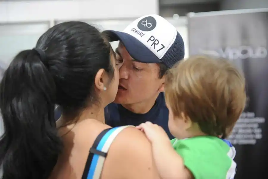 AMOR PROPIO Y DESCONOCIDO. “Pulguita” se despide de su mujer y se sus fans, que a toda hora saludar y desearon suerte. 