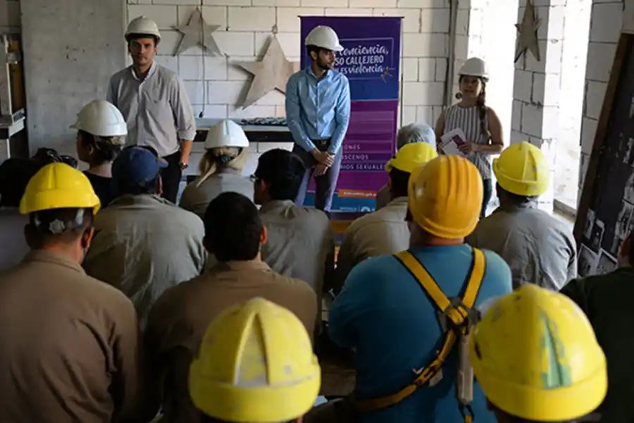 ¿Piropos en los andamios? Dan charlas en obras de construcción para prevenir el acoso callejero