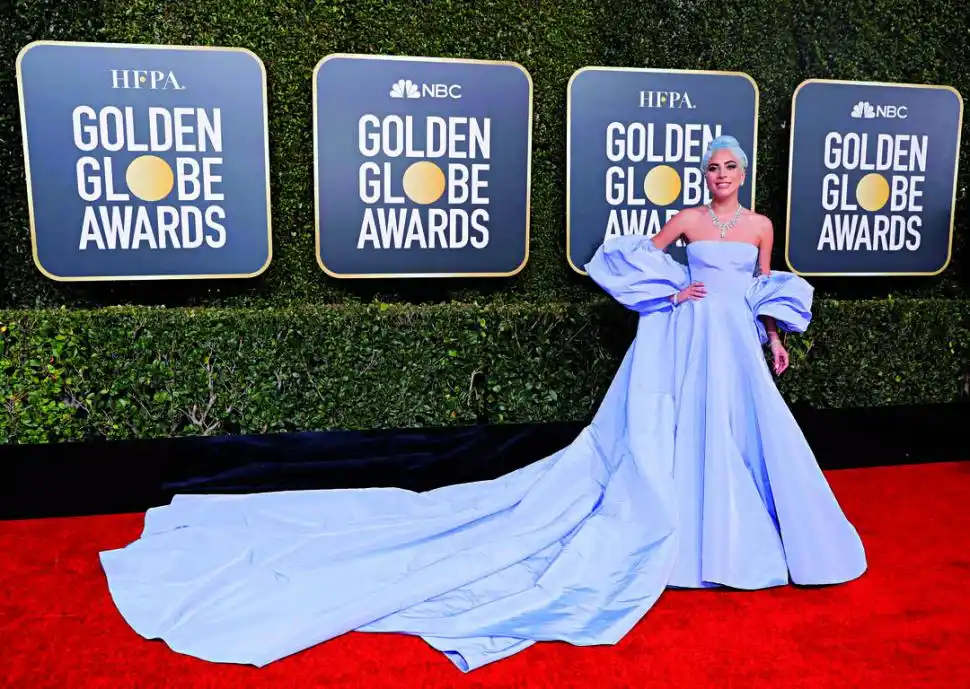 LA REINA LILA. Valentino vistió a Lady Gaga con el look más impactante sin apelar a brillos ni a bordados. reuters 
