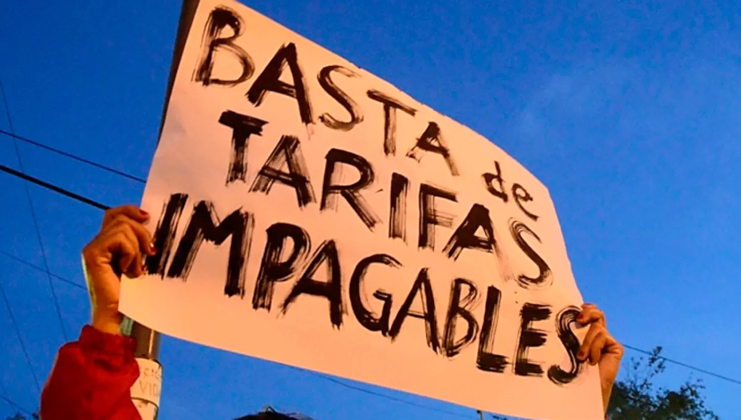 Tucumán se moviliza con un ruidazo contra el tarifazo, es uno de los lemas para la convocatoria de mañana.