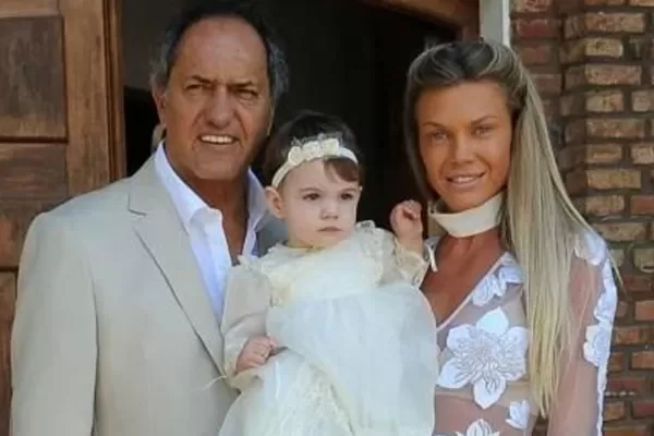 Gisela Berger tuiteó una foto de Daniel Scioli en Francia y dijo que la amenazó