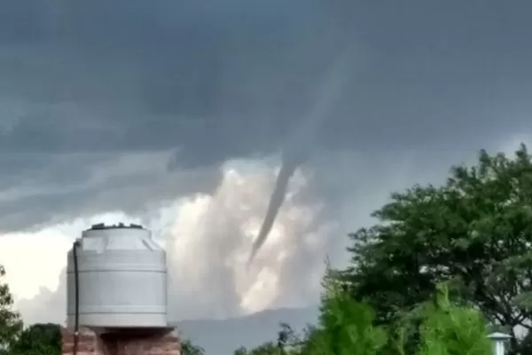Vecinos filmaron una amenaza de tornado en Trancas