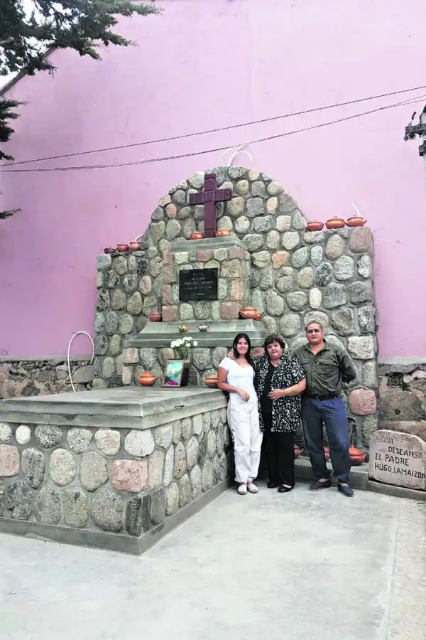 EN EL MAUSOLEO. La sobrina de Lamaison (centro) y otros familiares. 