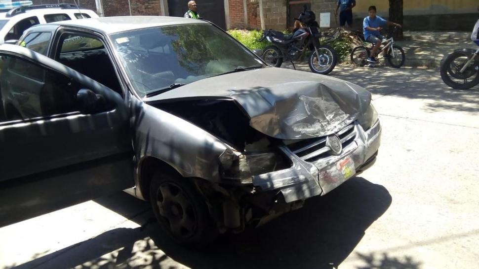 PERSECUCIÓN. El auto que conducían los sospechosos quedó detenido.