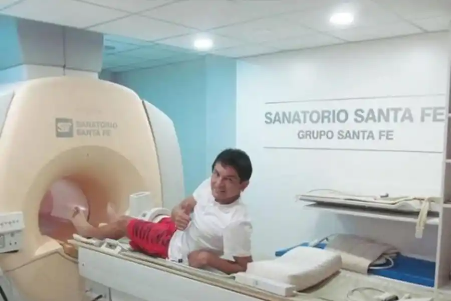 ALEGRIA. El simoqueño luce contento luego de superar con éxito la revisión médica que se realizó en el sanatorio santafesino. instagram @colonoficial  