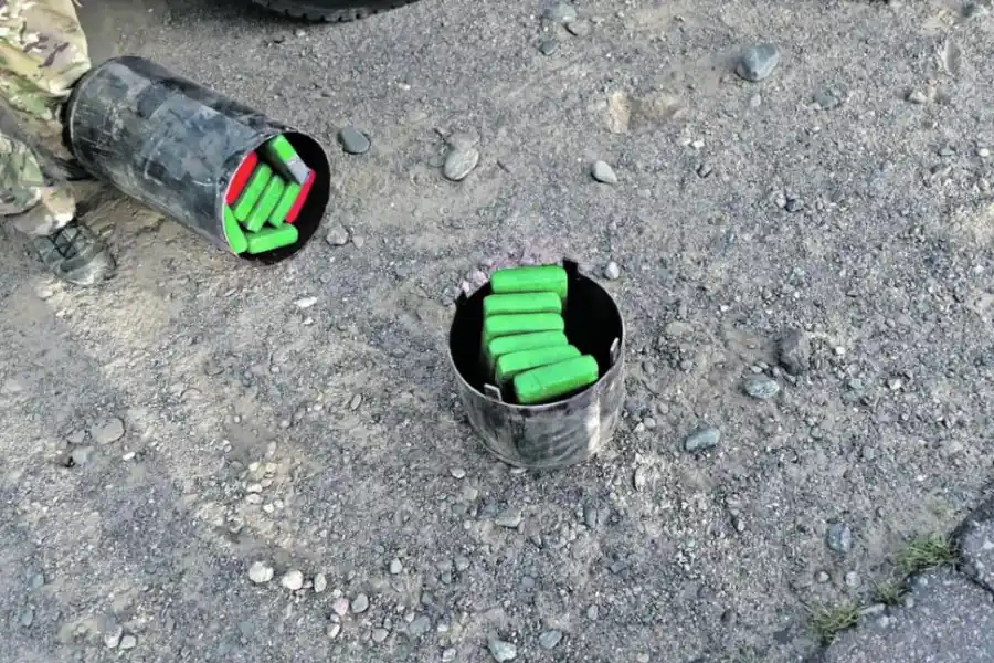 SECUESTRO. Los agentes abrieron un tanque para retirar la droga.