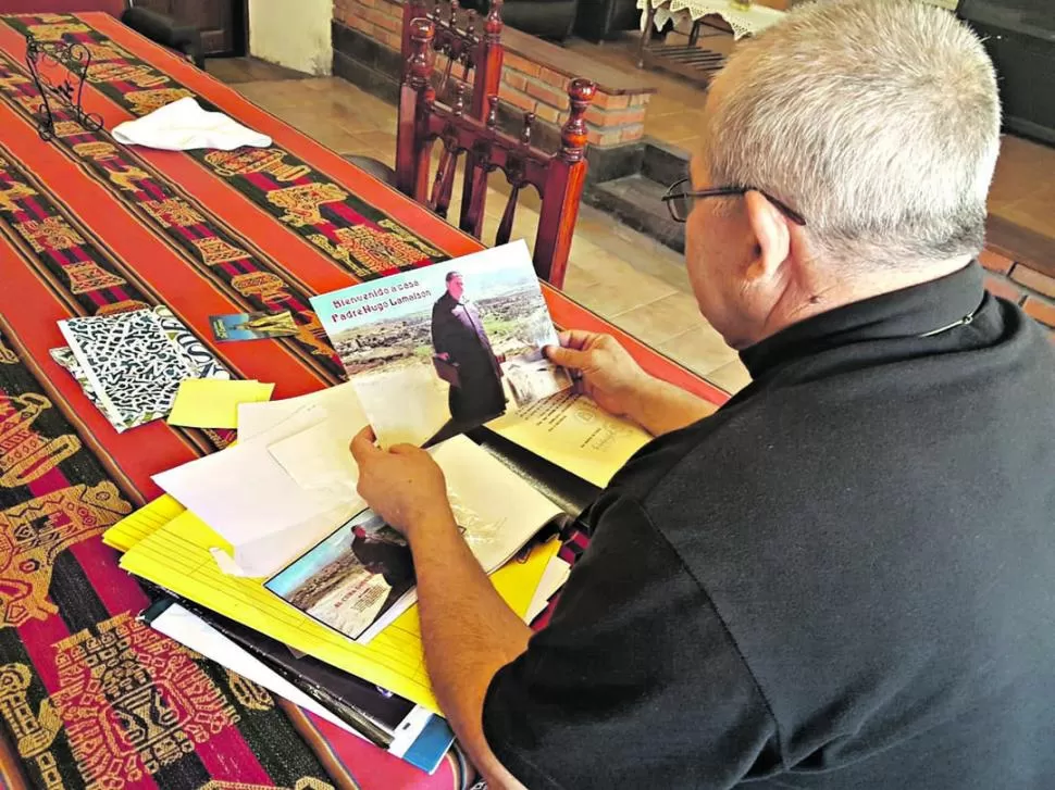 EN LA PARROQUIA. El padre Rafael Navarro observa, y muestra, una foto del padre Hugo Lamaison en Tafí. la gaceta / fotos de francisco chico