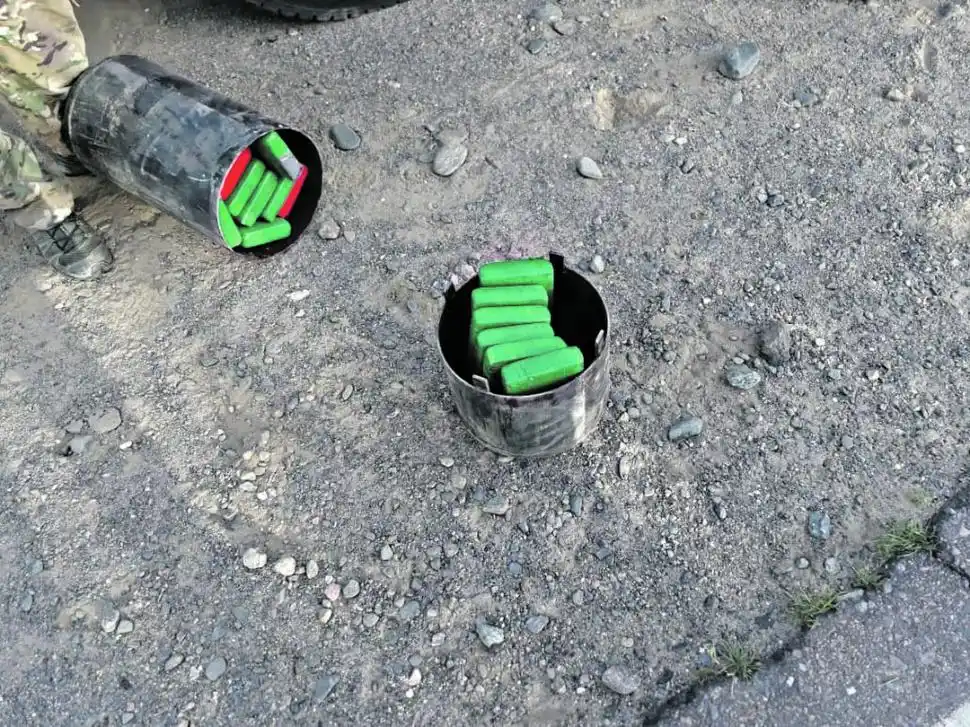 SECUESTRO. Los agentes abrieron un tanque para retirar la droga.