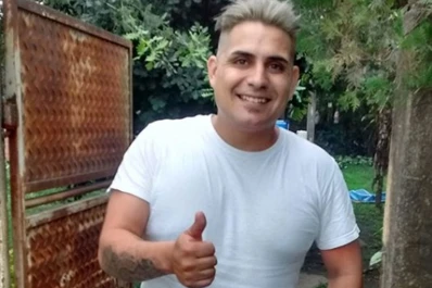Encontró una billetera en la calle, llamó por teléfono al dueño y se la devolvió