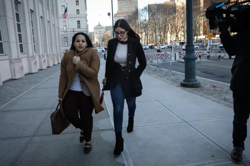 EN NUEVA YORK. Emma Coronel Aispuro (derecha), la esposa de Joaquín Guzmán, ingresa a tribunales. Reuters