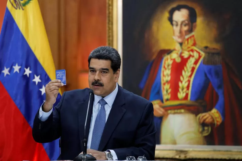 IGUAL QUE SU EX JEFE, HUGO CHÁVEZ. Maduro siempre carga, y la muestra en sus discursos, a la reproducción en miniatura de la Constitución venezolana. REUTERS