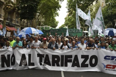 Sindicatos marcharon con antorchas contra el “tarifazo”