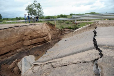 Colapsó la alcantarilla y ahora colocarán un puente Bailey