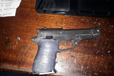 Con una pistola de juguete, un menor y dos mayores de edad robaron una motocicleta
