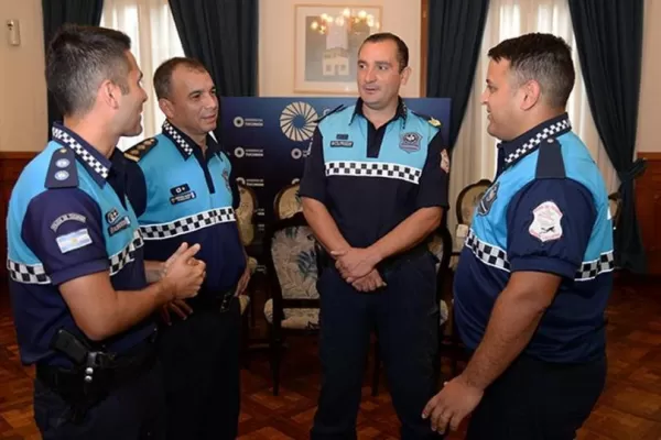 Cuatro policías fueron reconocidos por arriesgar sus vidas en medio del temporal