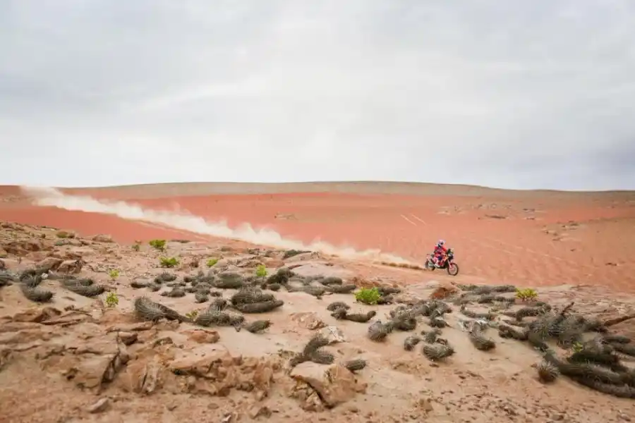 NUEVO LÍDER. El estadounidense Ricky Brabec pasó al frente en Motos. Kevin Benavides marcha 6°, a casi 10 minutos. twitter @dakar 