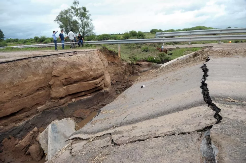 ZONA SANTIAGUEÑA. La estructura cedió debido a la presión del agua del río Tajamar, en la ruta nacional 34.  