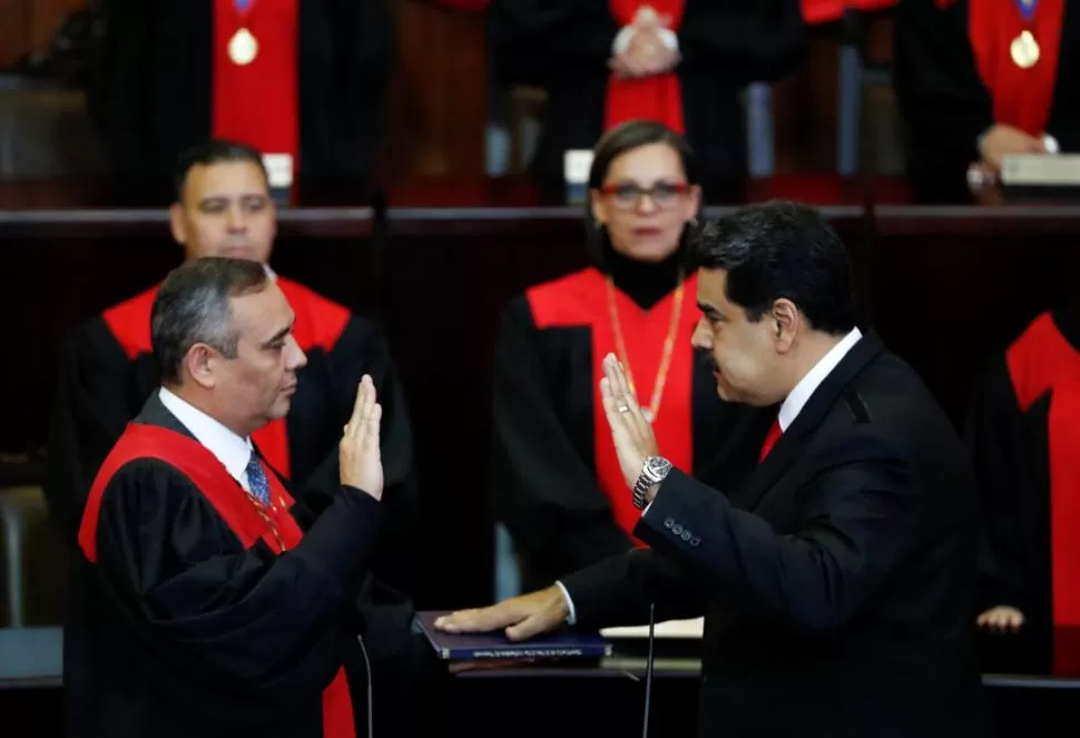 POR LA CONSTITUCIÓN. El presidente de la Tribunal Supremo, Maikel Moreno, le toma juramento al mandatario.  télam  