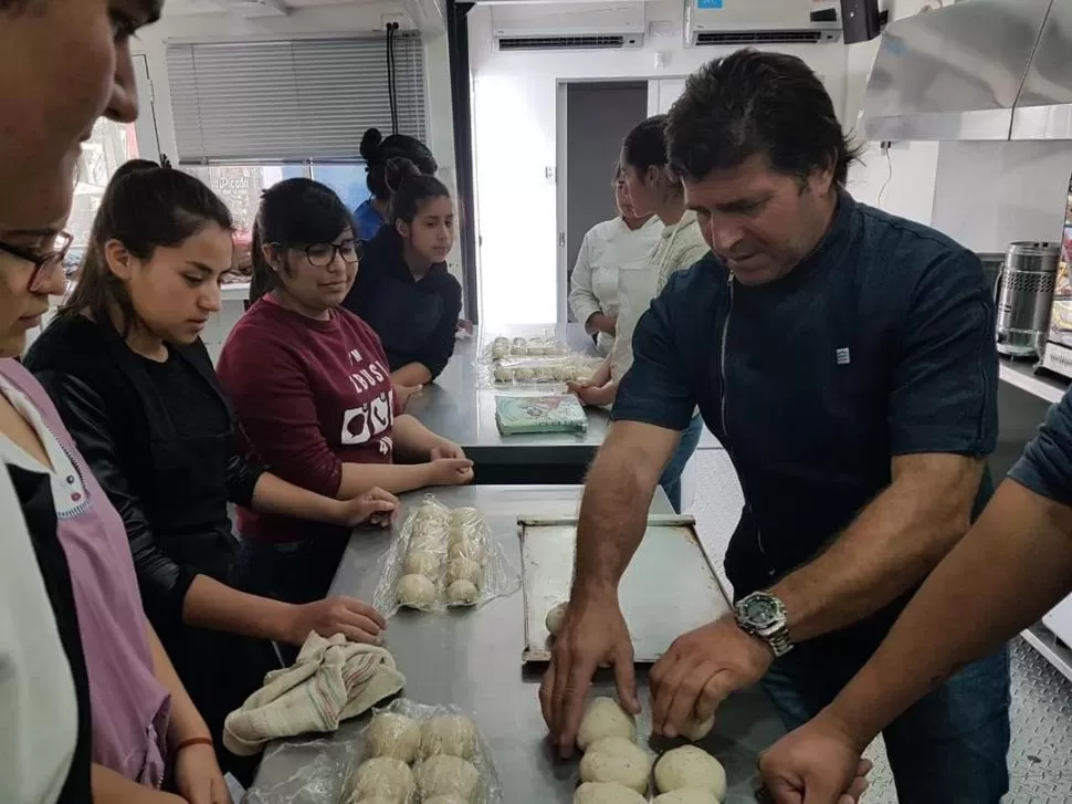 EN CLASE. El chef Maxi Cáceres Cano enseña a turistas, veraneantes y lugareños a amasar panes saborizados. 
