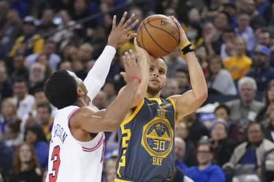 Stephen Curry también se subió al podio de los más grandes tripleros de la NBA