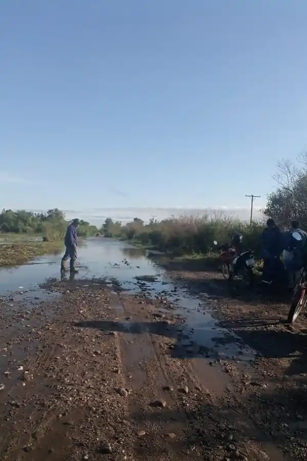 INTRANSITABLES. Los caminos hacia los campos siguen bajo las aguas. 